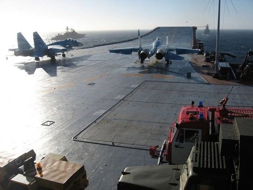 Máy bay chiến đấu Su-33 tại vị trí cất cánh trên tàu sân bay Kuznetsov Nga